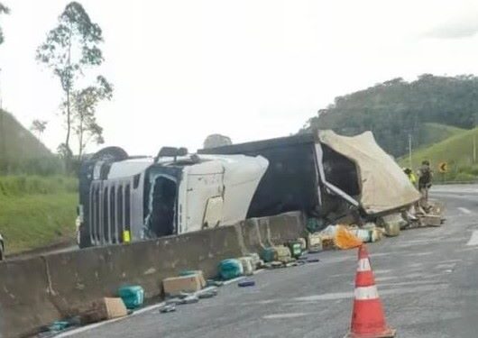 Carreta tomba na BR-040 e causa lentidão no km 716 em Barbacena