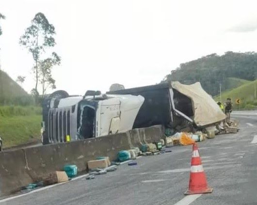 Carreta tomba na BR-040 e causa lentidão no km 716 em Barbacena