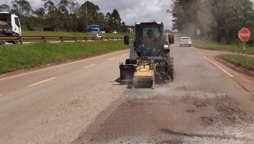 EPR executa melhorias no pavimento da BR 040 em Carandaí