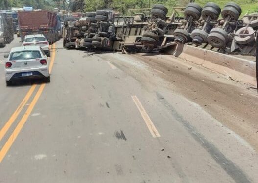 Carreta tomba e interdita parcialmente a BR-040 em Congonhas