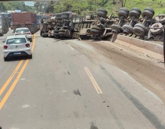 Carreta tomba e interdita parcialmente a BR-040 em Congonhas