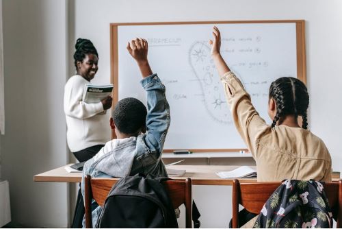 Tribunal barra escolas cívico-militares em Minas