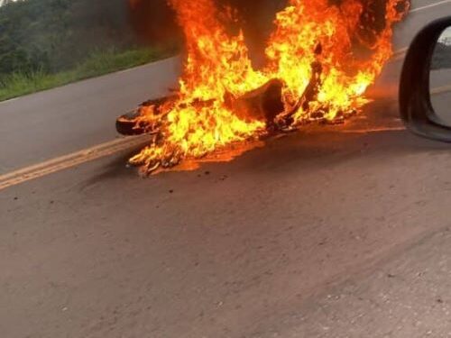 Imprudência sobre duas rodas provoca acidente e fuga na BR-040