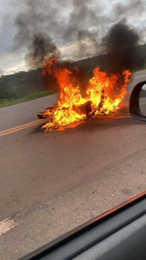 Imprudência sobre duas rodas provoca acidente e fuga na BR-040