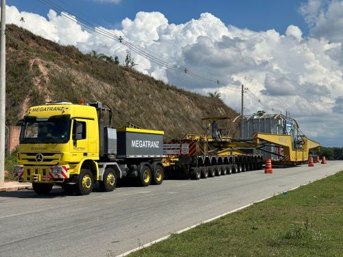 Carga de grande porte avança pela BR-040 rumo a Juiz de Fora