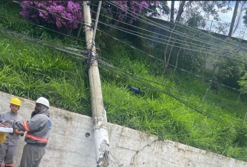 Poste caído interdita via e provoca transtornos no trânsito