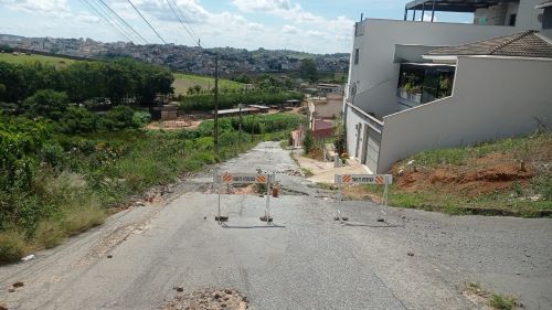 Novo Horizonte: Prefeitura interdita rua tomada por buracos  