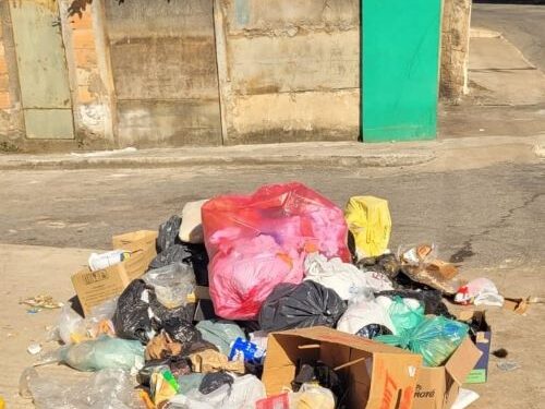 Mais um fim de semana que bairros convivem com acúmulo de lixo