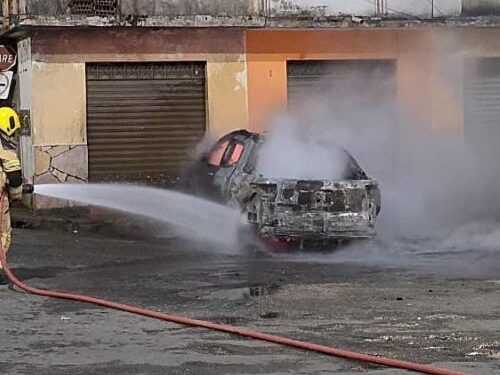 Carro pega fogo e mobiliza bombeiros em Lafaiete