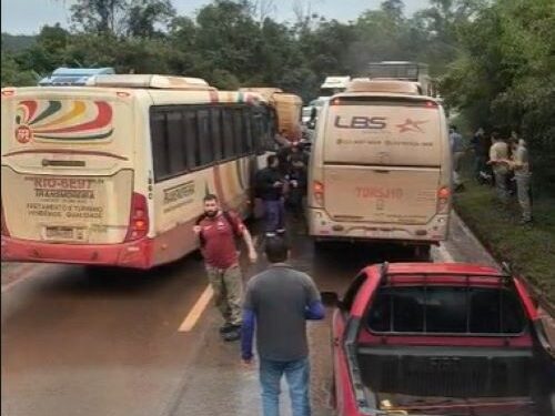 Acidente com 10 veículos provoca interdição total BR-040 em Congonhas