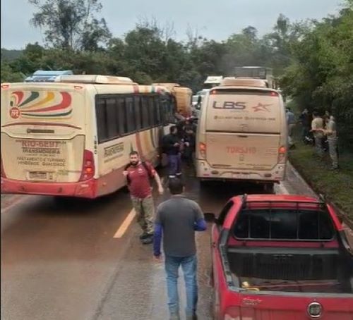 Acidente com 10 veículos provoca interdição total BR-040 em Congonhas