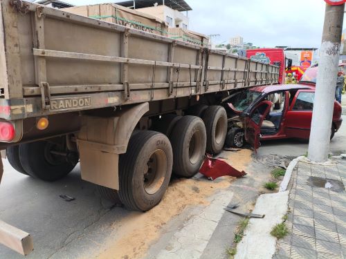 Colisão no Pontilhão deixa motorista preso às ferragens