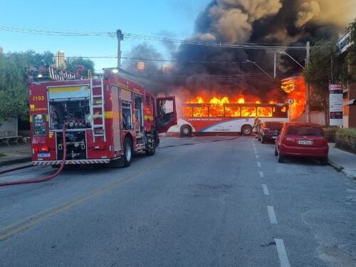 Incêndio destrói ônibus e mobiliza bombeiros em Barbacena