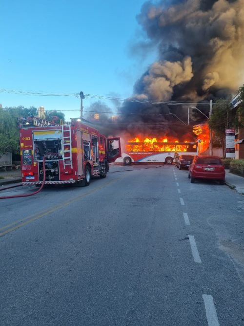 Incêndio destrói ônibus e mobiliza bombeiros em Barbacena