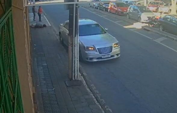 Carro invade calçada e idosa de 73 anos é atropelada em Lafaiete