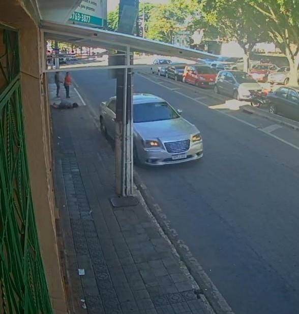Carro invade calçada e idosa de 73 anos é atropelada em Lafaiete