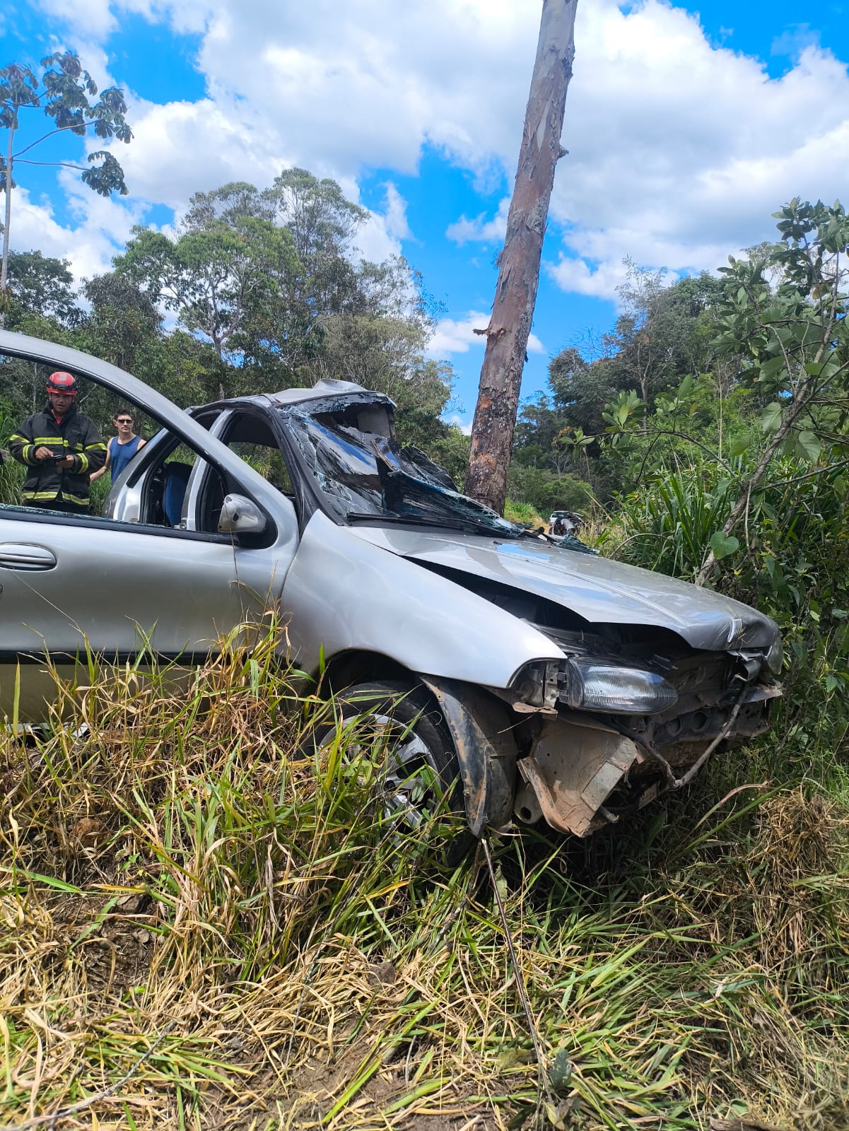 Carro bate em árvore e vítima fica presa às ferragens