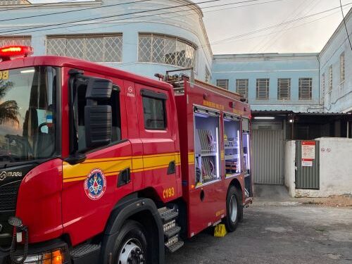 Incêndio em cozinha industrial mobiliza bombeiros
