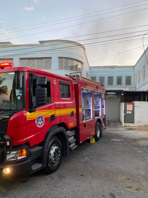 Incêndio em cozinha industrial mobiliza bombeiros