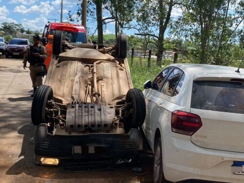 Capotamento na zona rural de Barbacena