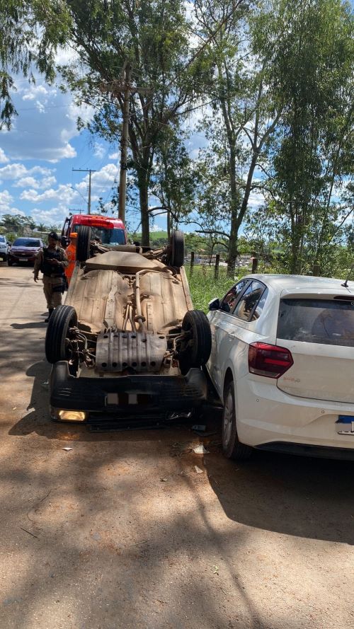 Capotamento na zona rural de Barbacena