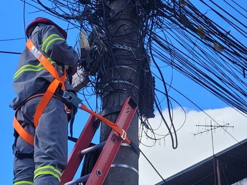 Fios soltos nos postes agora têm multa em Congonhas