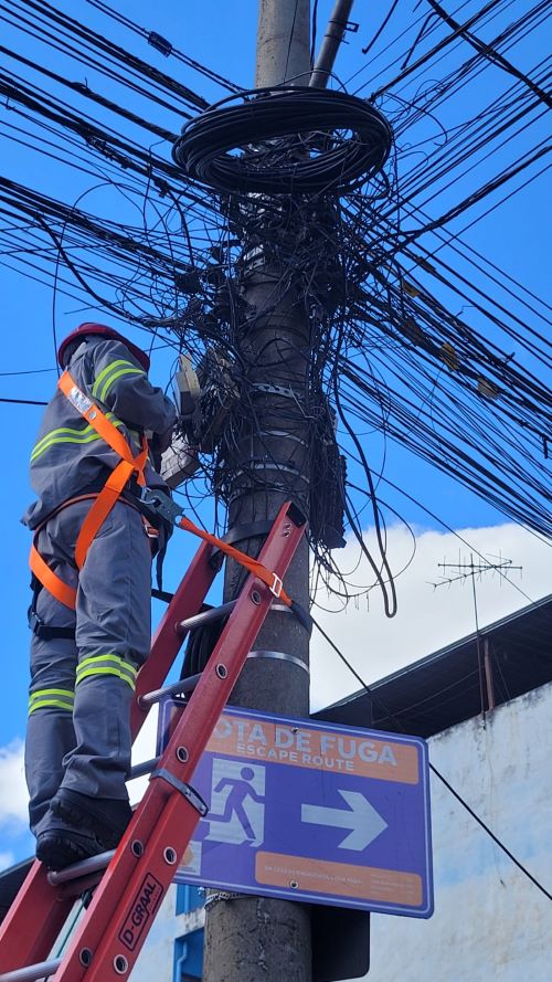 Fios soltos nos postes agora têm multa em Congonhas