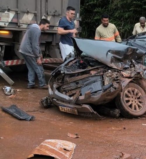 Acidente com 10 veículos provoca interdição total BR-040 em Congonhas