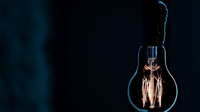 Quando a luz falha, a indignação acende nos bairros