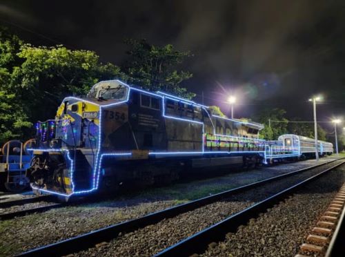 Luzes sobre trilhos encantam cidades no Natal 2025