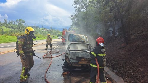 Bombeiros controlam incêndio veicular na BR-040