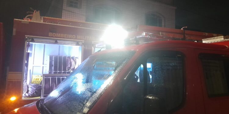 Bombeiros combatem incêndio em residência em Barbacena