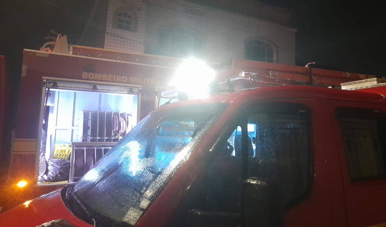 Bombeiros combatem incêndio em residência em Barbacena