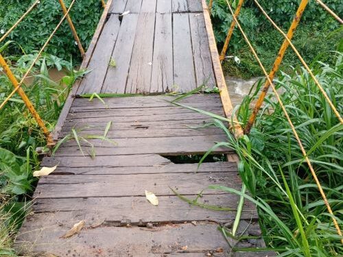Ponte improvisada expõe risco diário a moradores de Gagé