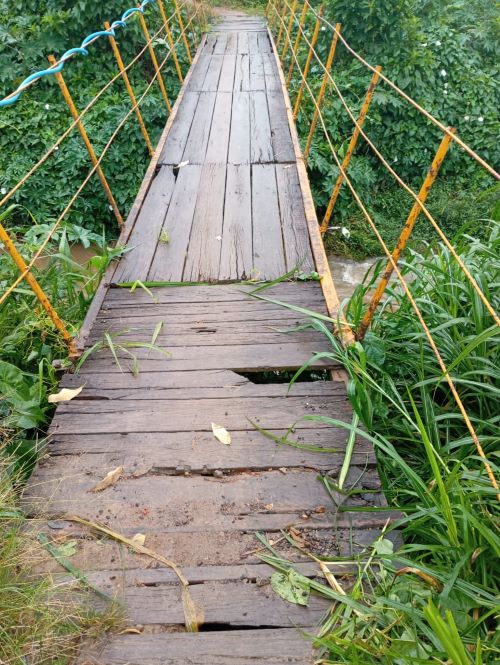 Ponte improvisada expõe risco diário a moradores de Gagé