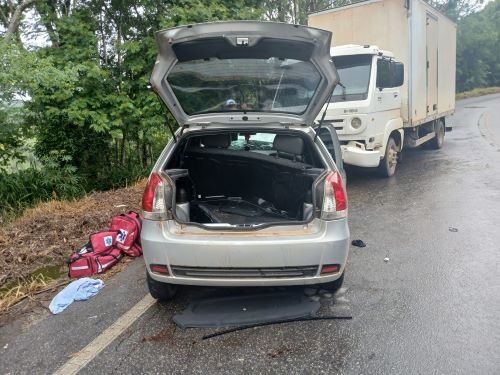 Cinco feridos em colisão entre carro e caminhão na MG-482