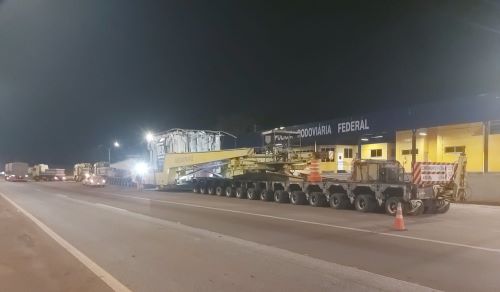 Transformador gigante cruza a BR-040 sob escolta policial
