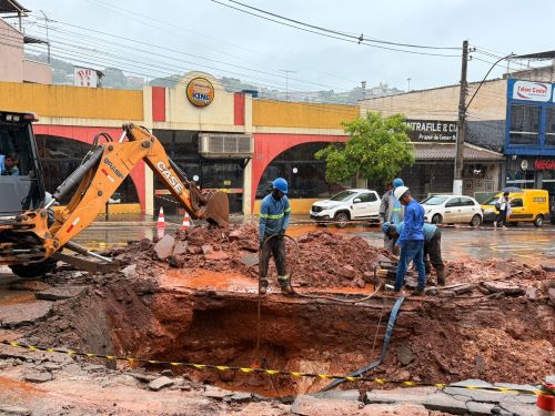 Rompimento de adutora interrompe abastecimento de água