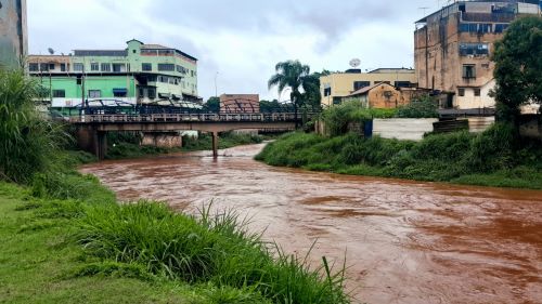 Nível das águas sobe com chuvas e Defesa Civil reforça alerta