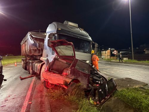 Colisão com carreta na BR-265 deixa quatro feridos