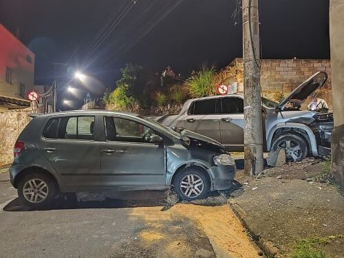 Bombeiros atendem colisão entre veículos em área urbana