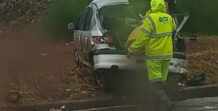 Colisão entre carro e carreta provoca duas mortes na BR-040
