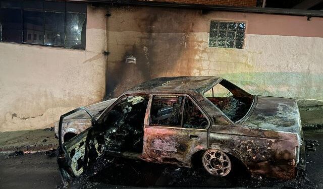 Incêndio destrói carro em Carandaí