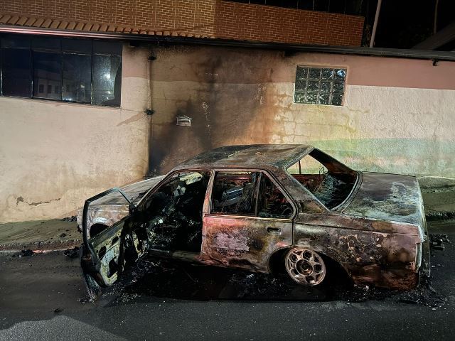 Incêndio destrói carro em  Carandaí