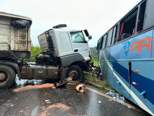 Colisão na BR-356 mata motorista e deixa dezenas de feridos