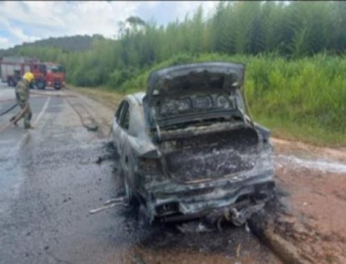 Veículo a GNV pega fogo e interdita BR-040