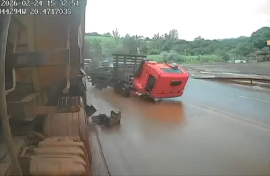 Flagrante de acidente envolvendo caminhão na BR 040