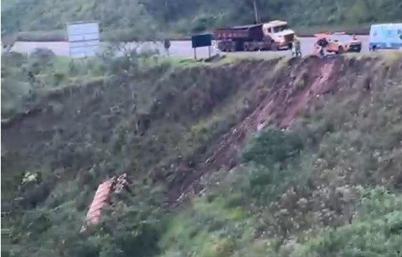 Carreta tomba na BR-040 e motorista morre