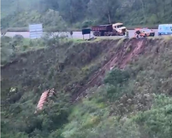 Carreta tomba na BR-040 e motorista morre