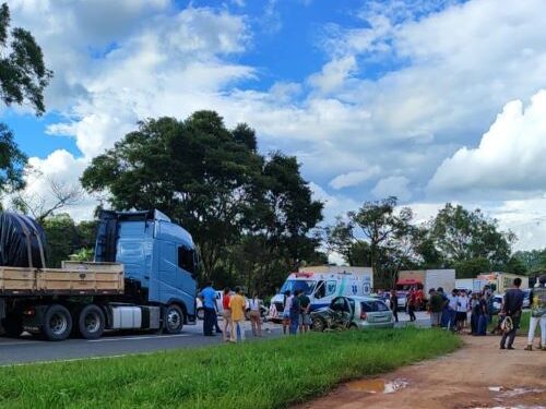 BR-040 interditada em Carandaí após colisão entre veículos